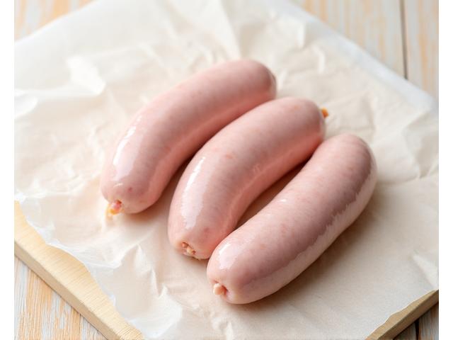Schweizer Bratwurst auf einem Grillrost